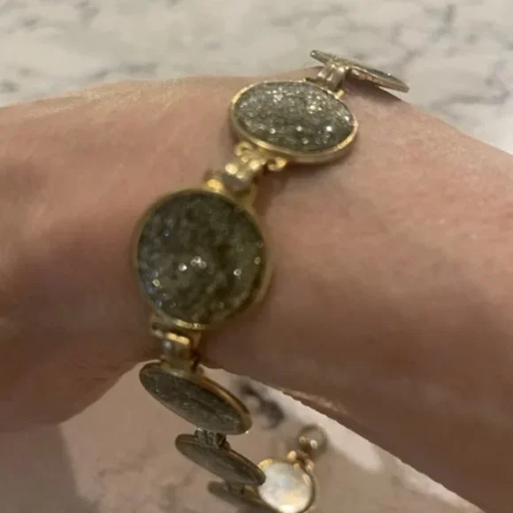 VINTAGE SPARKLE Green Stone and Gold Tone Bracelet Pre-Owned - Picture 2 of 3